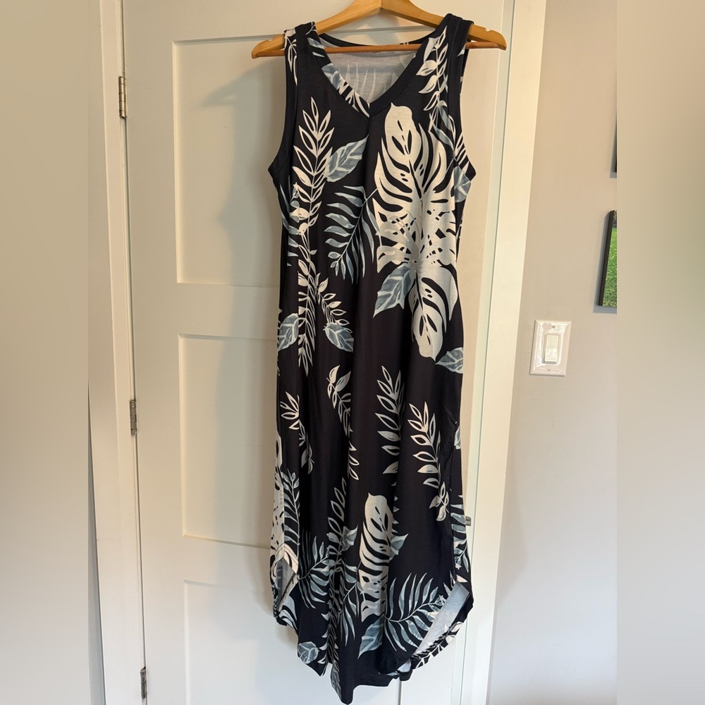 NWOT Navy and White Leaf Print Sleeveless Maxi Dress with pockets.
